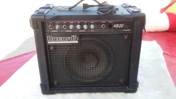 ตู้แอมป์กีต้าร์ไฟฟ้า ยี่ห้อ Reccords สภาพสวยๆ ลำโพง 10 นิ้ว พร้อมใช้งาน  ตัวใหญ่ 35 Watt   1800 บาท ตัวเล็ก  25 Watt   1500 บาท