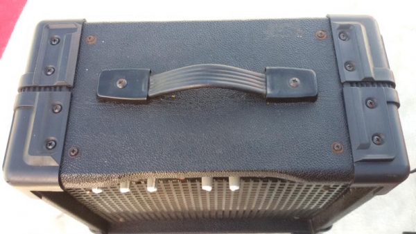 ตู้แอมป์กีต้าร์ไฟฟ้า ยี่ห้อ Reccords สภาพสวยๆ ลำโพง 10 นิ้ว พร้อมใช้งาน  ตัวใหญ่ 35 Watt   1800 บาท ตัวเล็ก  25 Watt   1500 บาท