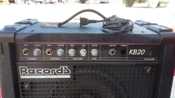 ตู้แอมป์กีต้าร์ไฟฟ้า ยี่ห้อ Reccords สภาพสวยๆ ลำโพง 10 นิ้ว พร้อมใช้งาน  ตัวใหญ่ 35 Watt   1800 บาท ตัวเล็ก  25 Watt   1500 บาท