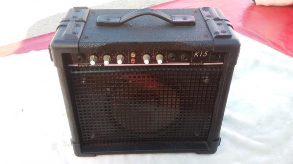 ตู้แอมป์กีต้าร์ไฟฟ้า ยี่ห้อ Reccords สภาพสวยๆ ลำโพง 10 นิ้ว พร้อมใช้งาน  ตัวใหญ่ 35 Watt   1800 บาท ตัวเล็ก  25 Watt   1500 บาท
