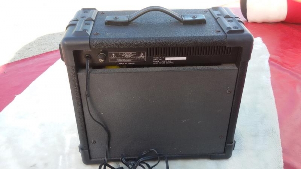 ตู้แอมป์กีต้าร์ไฟฟ้า ยี่ห้อ Reccords สภาพสวยๆ ลำโพง 10 นิ้ว พร้อมใช้งาน  ตัวใหญ่ 35 Watt   1800 บาท ตัวเล็ก  25 Watt   1500 บาท