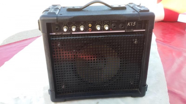 ตู้แอมป์กีต้าร์ไฟฟ้า ยี่ห้อ Reccords สภาพสวยๆ ลำโพง 10 นิ้ว พร้อมใช้งาน  ตัวใหญ่ 35 Watt   1800 บาท ตัวเล็ก  25 Watt   1500 บาท