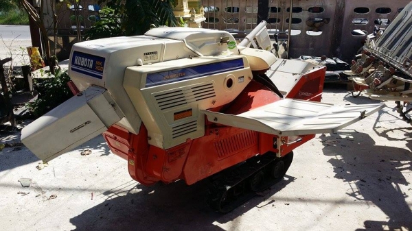 รถนวดข้าวเดินตาม เก่าญี่ปุ่น KUBOTA สภาพอย่างสวย เป็นแทรคยาง รถนวดข้าวเดินตาม เก่าญี่ปุ่น KUBOTA สภาพอย่างสวย เป็นแทรคยาง