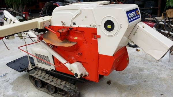 รถนวดข้าวเดินตาม เก่าญี่ปุ่น KUBOTA สภาพอย่างสวย เป็นแทรคยาง รถนวดข้าวเดินตาม เก่าญี่ปุ่น KUBOTA สภาพอย่างสวย เป็นแทรคยาง