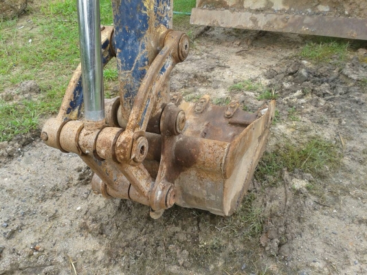 KOMATSU PC40-6 รถเครื่องดี ปั้มดี เอว ช่วงล่างดี พร้อมใช้งานได้เลย ตอนนี้ยังใช้งานอยู่ ราคาต่อรองได้ 087-2976734