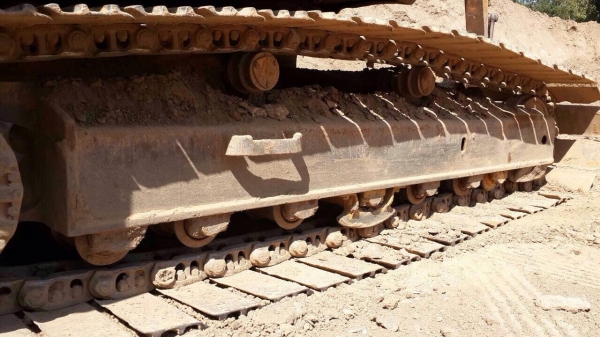 ขายรถแบ็คโฮ KOMATSU PC 200 รุ่น 5 คอนโทรลสั้น ใบแทรค 80 เครื่องปั๊มเดิม ไฟฟ้าตัด เอกสารสัญญาซื้อขาย