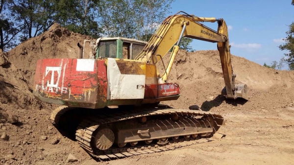 ขายรถแบ็คโฮ KOMATSU PC 200 รุ่น 5 คอนโทรลสั้น ใบแทรค 80 เครื่องปั๊มเดิม ไฟฟ้าตัด เอกสารสัญญาซื้อขาย