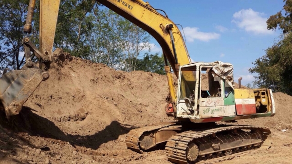 ขายรถแบ็คโฮ KOMATSU PC 200 รุ่น 5 คอนโทรลสั้น ใบแทรค 80 เครื่องปั๊มเดิม ไฟฟ้าตัด เอกสารสัญญาซื้อขาย