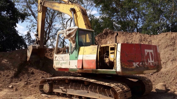 ขายรถแบ็คโฮ KOMATSU PC 200 รุ่น 5 คอนโทรลสั้น ใบแทรค 80 เครื่องปั๊มเดิม ไฟฟ้าตัด เอกสารสัญญาซื้อขาย