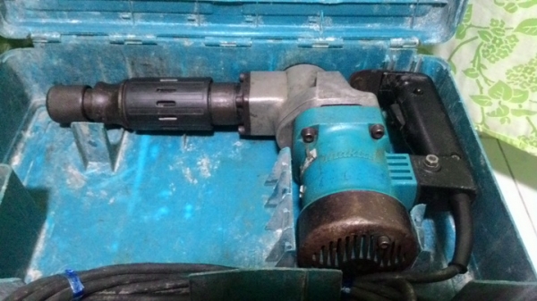 เครื่องสกัดคอนกรีตmakita รุ่น 0810 สภาพพร้อมใช้งาน มีกล่องเก็บครับ