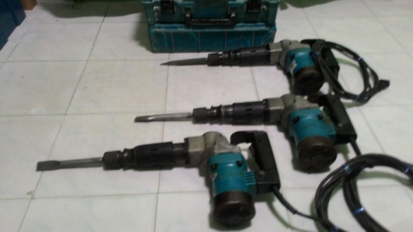 เครื่องสกัดคอนกรีตmakita รุ่น 0810 สภาพพร้อมใช้งาน มีกล่องเก็บครับ