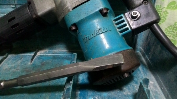 เครื่องสกัดคอนกรีตmakita รุ่น 0810 สภาพพร้อมใช้งาน มีกล่องเก็บครับ