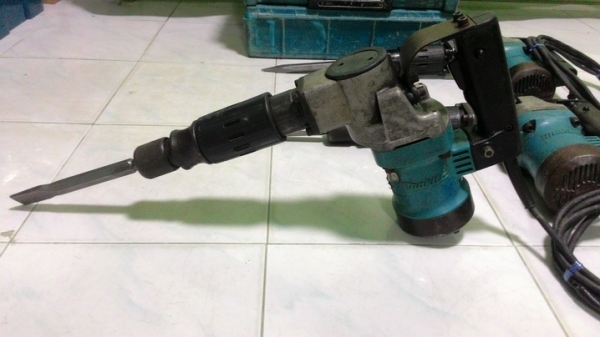 เครื่องสกัดคอนกรีตmakita รุ่น 0810 สภาพพร้อมใช้งาน มีกล่องเก็บครับ