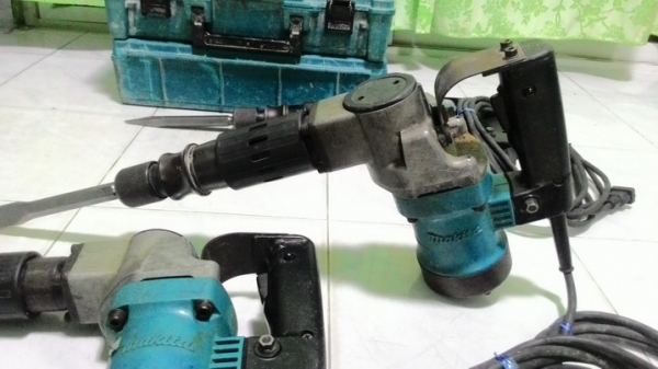 เครื่องสกัดคอนกรีตmakita รุ่น 0810 สภาพพร้อมใช้งาน มีกล่องเก็บครับ