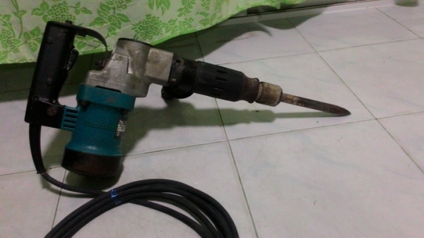 เครื่องสกัดคอนกรีตmakita รุ่น 0810 สภาพพร้อมใช้งาน มีกล่องเก็บครับ