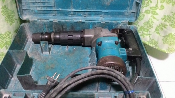 เครื่องสกัดคอนกรีตmakita รุ่น 0810 สภาพพร้อมใช้งาน มีกล่องเก็บครับ