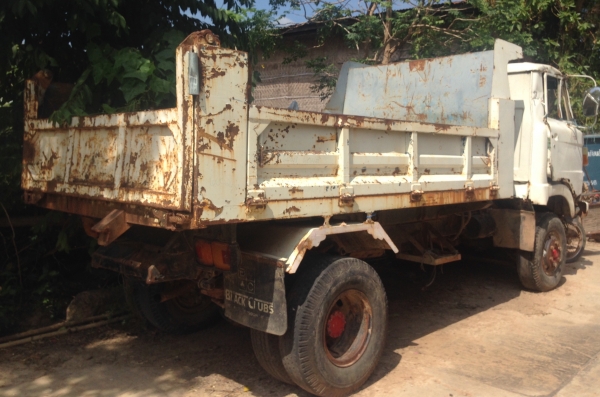 HINO KM 310 - 100 HP DM100 หกล้อดั๊มพ์ กระบะดั๊มพ์เหล็ก 4 ตันความยาว 3.80 เมตรสภาพสวย เครื่องแรงดี ภายในเก๋งคอนโซลครบพร้อม ช่วงล่างใหญ่ติด F หน้า F หลังครบ คัชซีสวยตลอดเส้นไม่มีดาม เอกสารทะเบียนชุดโอนครบครัน