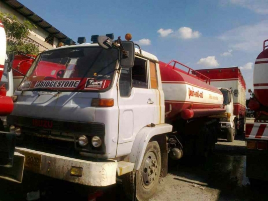 ขายด่วนรถสิบ2เพลาล้อบรรทุกนํ้าปุย15000ลิตรเครือง175แรงม้า