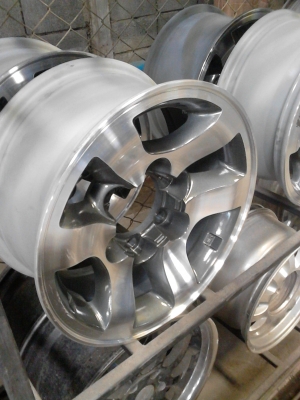 แม๊กขอบ  15   ขนาด  6 รู  ชุด 4 ใบ สวยๆ  TEL.081-427-3941