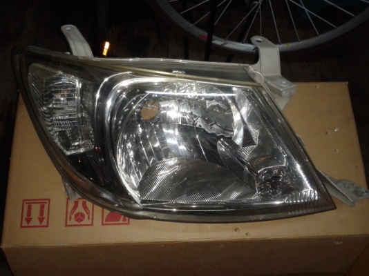 ขายไฟหน้า vigo ข้างขวาแท้ 900 บาท