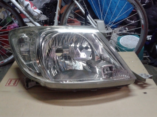 ขายไฟหน้า vigo ข้างขวาแท้ 900 บาท