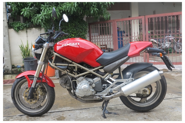 ------------   Ducati M900   ------------------