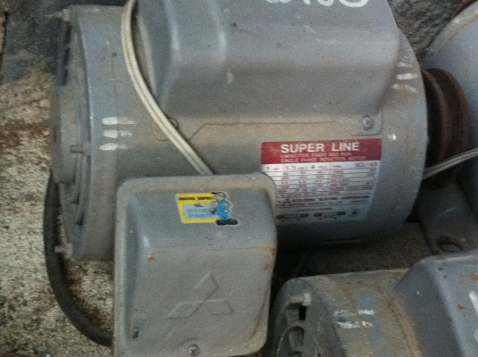 มอเตอร์1 แรงม้า mitsubishi 1 เฟส 220 V. ออกตัวขับได้ดีมีคาปาซิเตอร์ 2 ตัว เป็นแบบโครงสร้างเหล็กแข็ง สภาพพร้อมใช้