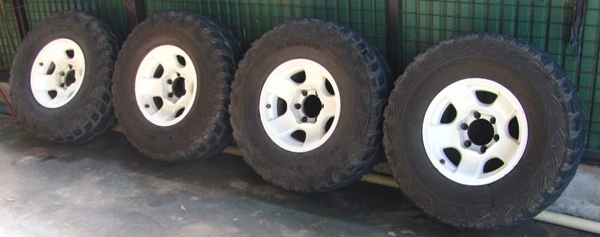 ขายยางKUMHO 32 /11.5/15 ปี30/11 พร้อมแม็กซ์ ออฟ-28 ชุดละ 12,000 บาท
