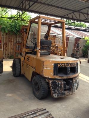 KOMATSU FD 30-7 FORK LIFT 3 ตัน นำเข้าจากญี่ปุ่น  MODEL KOMATSU FD 30-7 FORK LIFT  SERIAL M005A-42356  ENGINE ISUZU C240-567-487 PRICE 300,000 BATH  ยี่ห้อ KOMATSUFD 30-7 FORK LIFT  ซีเรียล M005A-42356  เครื่องยนต์ ISUZUC240-567-487 ราคา 300,000บาท ราคาคุ