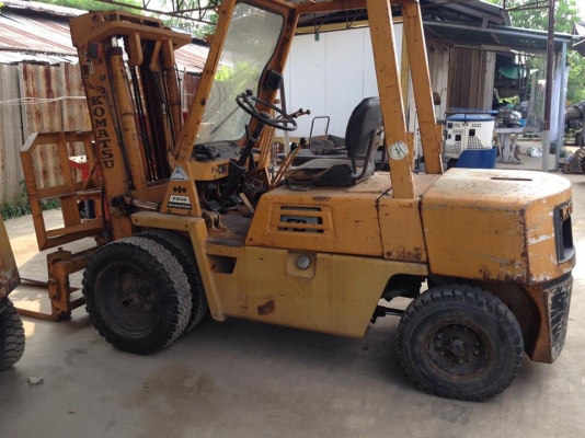 KOMATSU FD 30-7 FORK LIFT 3 ตัน นำเข้าจากญี่ปุ่น  MODEL KOMATSU FD 30-7 FORK LIFT  SERIAL M005A-42356  ENGINE ISUZU C240-567-487 PRICE 300,000 BATH  ยี่ห้อ KOMATSUFD 30-7 FORK LIFT  ซีเรียล M005A-42356  เครื่องยนต์ ISUZUC240-567-487 ราคา 300,000บาท ราคาคุ