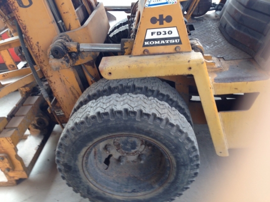KOMATSU FD 30-7 FORK LIFT 3 ตัน นำเข้าจากญี่ปุ่น  MODEL KOMATSU FD 30-7 FORK LIFT  SERIAL M005A-42356  ENGINE ISUZU C240-567-487 PRICE 300,000 BATH  ยี่ห้อ KOMATSUFD 30-7 FORK LIFT  ซีเรียล M005A-42356  เครื่องยนต์ ISUZUC240-567-487 ราคา 300,000บาท ราคาคุ