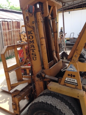 KOMATSU FD 30-7 FORK LIFT 3 ตัน นำเข้าจากญี่ปุ่น  MODEL KOMATSU FD 30-7 FORK LIFT  SERIAL M005A-42356  ENGINE ISUZU C240-567-487 PRICE 300,000 BATH  ยี่ห้อ KOMATSUFD 30-7 FORK LIFT  ซีเรียล M005A-42356  เครื่องยนต์ ISUZUC240-567-487 ราคา 300,000บาท ราคาคุ