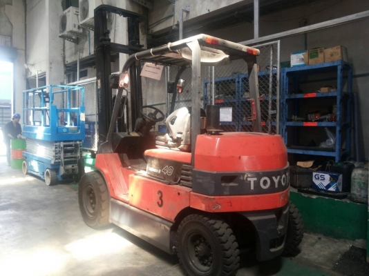 ขายถูกๆ 7FB40 รถฟอร์ลิฟท์ไฟฟ้านั่งขับ 4 ตัน โทร 083 081 2889 ฟ้า