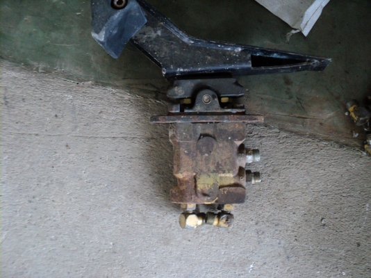 แป้นเหยียบหัวทุบติดแบคโฮเพื่อความสวยงาม