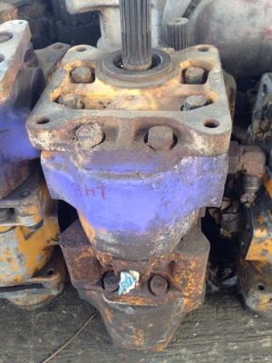 อะไหล่_ปั้ม 3 ตอน, 2ตอน  ปั้ม2 ตอน เก่านอกยังไม่เคยใช้งานในไทยใส่รถเล็ก สีเหลือง ราคา 15,000บาท  สภาพสวยเดิม  ปั้ม 3 ตอน สำหรับ 12HT,15HT  สีม่วง  ราคา 30,000 บาท เก่านอก