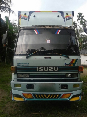 รถอีซูซุ 10 ล้อ รั้ว 195  แรงม้า. ปี 39 สนใจติดต่อ 081 - 6079515