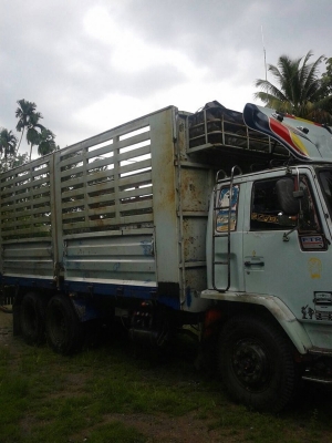 รถอีซูซุ 10 ล้อ รั้ว 195  แรงม้า. ปี 39 สนใจติดต่อ 081 - 6079515