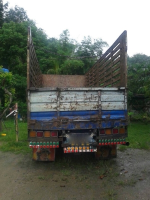 รถอีซูซุ 10 ล้อ รั้ว 195  แรงม้า. ปี 39 สนใจติดต่อ 081 - 6079515