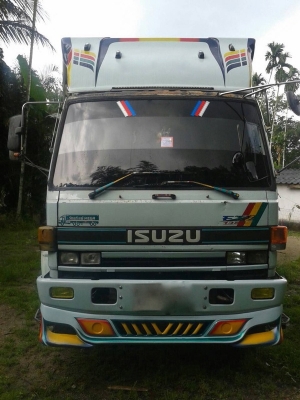 รถอีซูซุ 10 ล้อ รั้ว 195  แรงม้า. ปี 39 สนใจติดต่อ 081 - 6079515