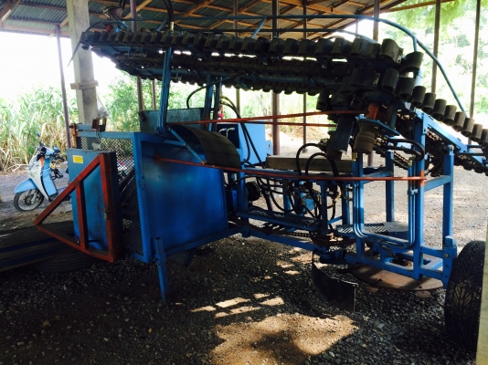 ขายหรือแลกรถไถเครื่องตัดอ้อยติดรถไถใหญ่ใช้ไปแต่1000ตัน