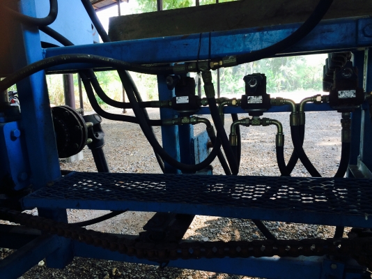 ขายหรือแลกรถไถเครื่องตัดอ้อยติดรถไถใหญ่ใช้ไปแต่1000ตัน