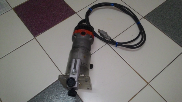 ขายเครื่องเซาะร่อง(Trimmer) 1/4นิ้วยี่ห้อMaktec by Makitaรุ่นMT370(530w.)สภาพดีครับ