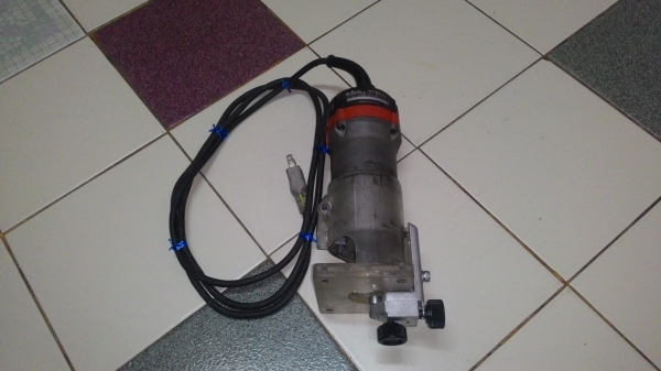 ขายเครื่องเซาะร่อง(Trimmer) 1/4นิ้วยี่ห้อMaktec by Makitaรุ่นMT370(530w.)สภาพดีครับ