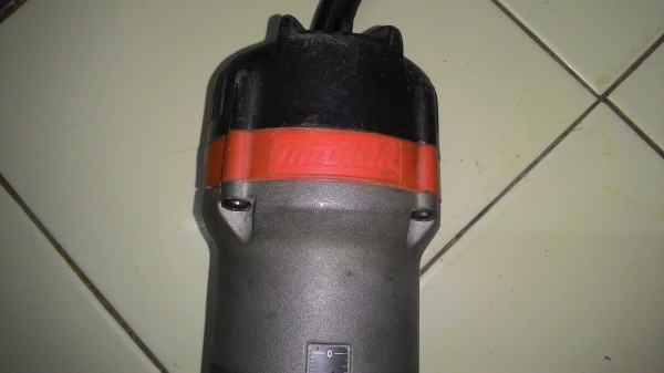 ขายเครื่องเซาะร่อง(Trimmer) 1/4นิ้วยี่ห้อMaktec by Makitaรุ่นMT370(530w.)สภาพดีครับ