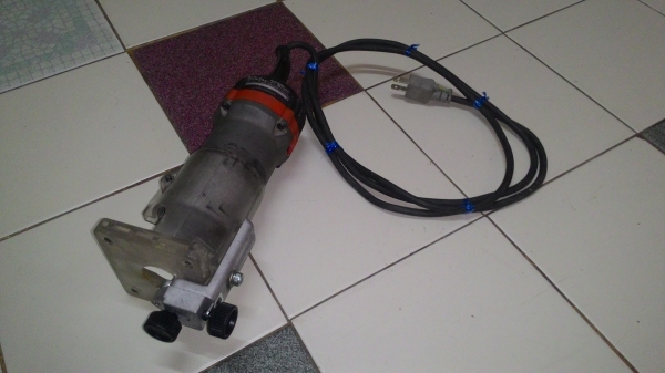 ขายเครื่องเซาะร่อง(Trimmer) 1/4นิ้วยี่ห้อMaktec by Makitaรุ่นMT370(530w.)สภาพดีครับ