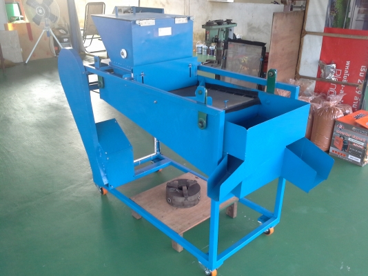 รับสร้างเครื่องคัดแยกขนาดเอนกประสงค์ รับสร้างตามสั่ง ทั้งขนาดเล็ก และ ขนาดใหญ่ ตะแกรงสแตนเลส มีทุกขนาด กำลังการผลิตขึ้นอยู่กับประเภทวัตถุดิบ และ เบอร์ตะแกรง ใช้สำหรับคัดแยกวัตถุดิบ ประเภท ผง เม็ด ก้อน หรืออื่นๆ เช่น คัดขนาด เมล็ดพริก พริกบด พริกป่น พริกผง