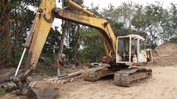 ขายรถแบคโคKOMATSU PC200-5 เครื่องดี ปั๊มเดิม เอวแน่น ทำงานเร็ว สภาพพร้อมใช้งาน เอกสารใบซื้อขาย สนใจโทร 090-8588220คุณนะ ID:narong498 หรือ www.truck.in.th/498 หรือfb:ณรงค์ ซื้อขายรถมือสอง(เว็บไซต์ส่วนตัว)