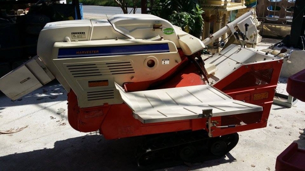 รถนวดข้าวเดินตาม เก่าญี่ปุ่น KUBOTA   สภาพอย่างสวย เป็นแทรคยาง