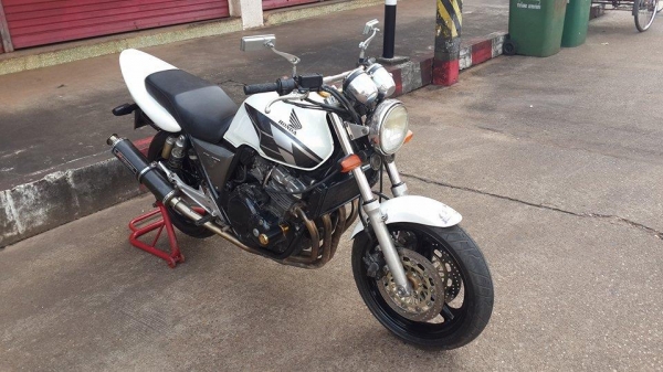 ขายคับ HONDA CB400 ปี93 ของแต่งล้น ท่อแต่ง YOSHIMURA ทั้งเส้น ท้ายแต่งเทค1 กันล้ม โซ่สเตอเต็ม แฮนด์บาร์ อินวอยส์ สรรพสามิตร สวยๆ คับ ราคา 63500 บาท ส่งได้ทั่วไทยคับ สนใจติดต่อ 081-0578282 ไอดีไลน์ POPBIGBIKESAKON คับ สนใจรถสวย ถูก ดี ต้อง POP BIGBIKE SAKO