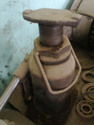 แม่แรงรุ่นเก่าสภาพใช้งานได้ครับโยกขึ้นปกติครับน่าจะเป็นเยอรมันครับ  ราคานีคุ้มครับ